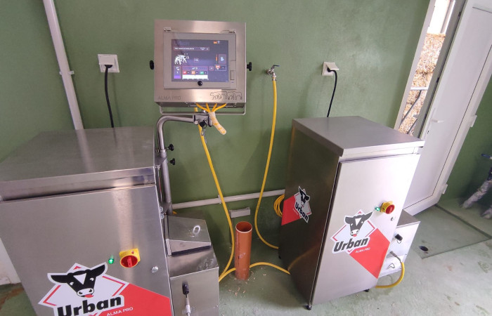 Kälbertränkautomat AlmaPro und Milk Shuttle
